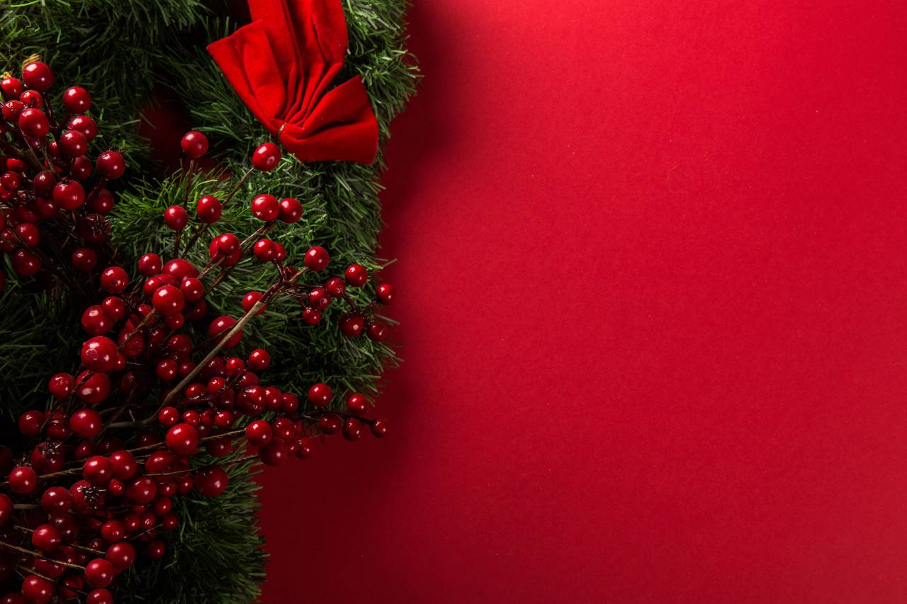 tree, background, christmas, holiday, design, decoration, merry, celebration, season, december, year, new, xmas, card, happy, star, gold, ornament, light, festive, present, red, vector, illustration, ball, bright, traditional, pine, decorative, decor, shiny, golden, greeting, garland, seasonal, pattern, sparkle, abstract, green, party, ribbon, color, beautiful, element, graphic, shine, copy space, mockup, 