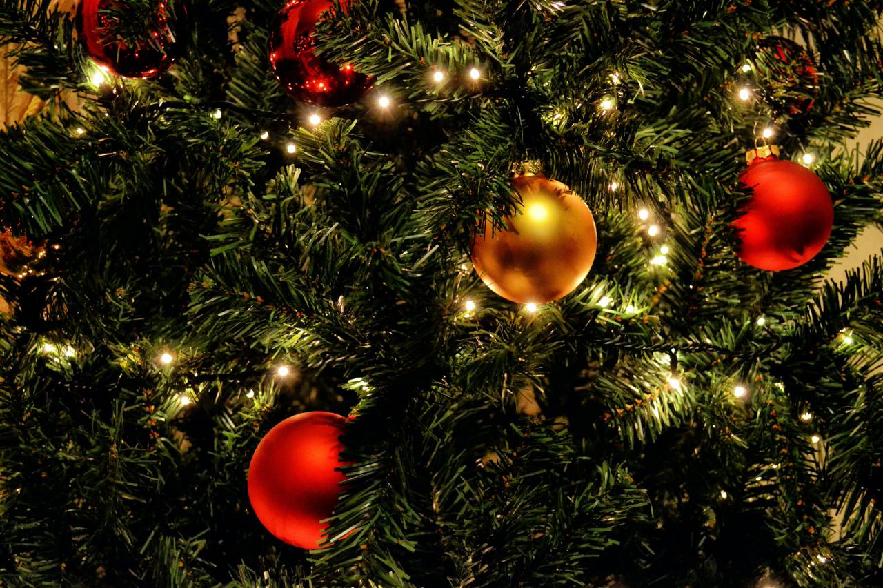 tree, background, christmas, holiday, design, decoration, merry, celebration, season, december, year, new, xmas, card, happy, star, gold, ornament, light, festive, present, red, vector, illustration, ball, bright, traditional, pine, decorative, decor, shiny, greeting, garland, seasonal, pattern, sparkle, abstract, green, party, ribbon, noel, color, beautiful, element, graphic, shine, 
