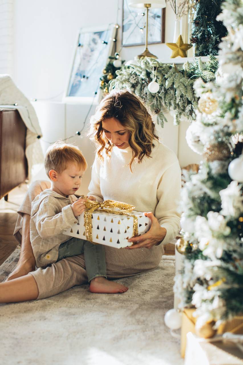 chico, regalo, fiesta, casa, familia, Navidad, mujer, madre, niño, presente, celebracion, niño, hombre, padre, contento, gente, Navidad, sorpresa, hijo, joven, divertido, árbol de Navidad, decoración, sentado, juntos amor, árbol, caja, invierno, santa, abierto, apertura, rojo, celebrando, tradición, sonriente, año nuevo, higge, adentro, padres, sonrisa, pequeño, festivo, caucásico, fondo, persona, unión, felicidad, adulto, año,