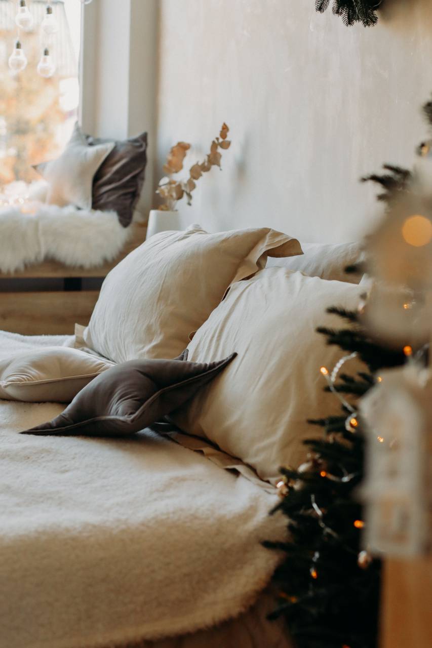 interior, habitación, navidad, vacaciones, decoración, casa, hogar, fondo, invierno, blanco, árbol, vivo, diseño, decoración, alegre, celebración, pared, apartamento, nadie, navidad, año, nuevo, luz, brillante, sofá, de madera, estilo, chimenea, diciembre, regalo, moderno, estacional, tradicional, mesa, adentro, verde, lujo, sala, temporada, decorado, mueble, hermosa, rojo, celebrar, festivo, estilo de vida, vela, luces, silla, regalos ,