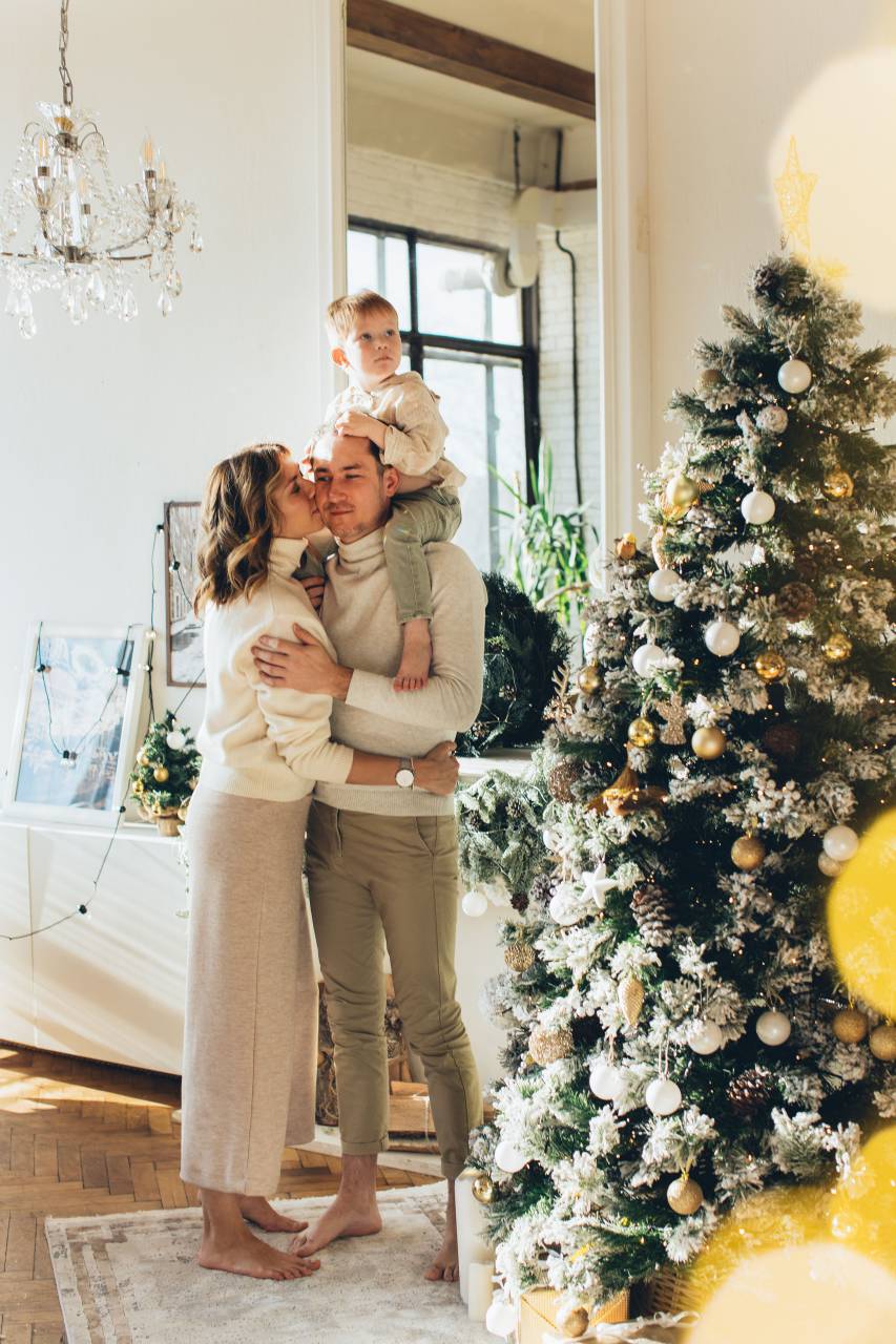 familia, navidad, feliz, navidad, árbol, fiesta, casa, niña, gente, celebración, niño, decoración, mujer, joven, madre, juntos, invierno, niño, estilo de vida, felicidad, rojo, nuevo, habitación, año, regalo, hermoso, interior, hija, divertido, diciembre, santa, caucásico, luces, presente, padre, sombrero, sonrisa, persona, amor, padre, víspera, tradición, hombre, alegre, festivo, noche, estacional, tiempo, interior, infancia,