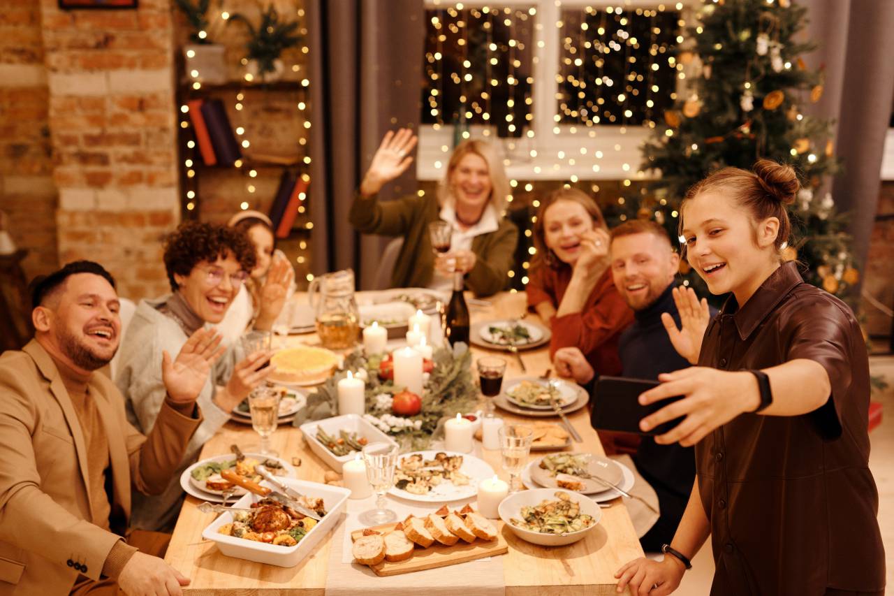 familia, cena, comida, navidad, casa, celebración, mesa, comida, mujer, gente, feliz, fiesta, juntos, felicidad, sonriente, niño, madre, niña, árbol, adentro, fiesta, padre, adulto, hija, beber, decoración, Navidad, habitación, estilo de vida, tradicion, padre, invierno, diciembre, caucásico, estacional, divertido, temporada, alegre, hora, festivo, casa, hermosa, rojo, amigo, grande, hombre, acogedor, año nuevo, unidad, alegre ,