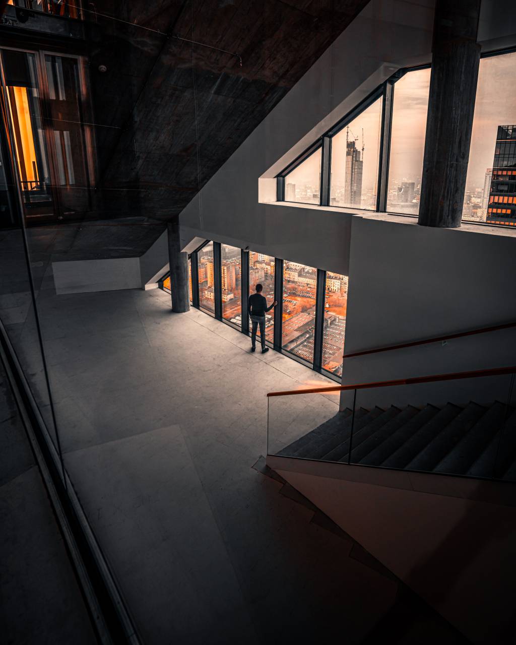 hombre, ático, apartamento, negocio, oficina, empresario, moderno, hogar, panorama, joven, éxito, en pie, persona, gente, arquitectura, vista, interior, ciudad, ventana, habitación, edificio, vaso, profesional, mirando, relajarse, trabajo, estilo de vida, contemporáneo, adulto, lujo, paisaje urbano, panorámico, corporativo, vivo, urbano, pensativo, plano, casa, confiado, render, pensando, gratis, gerente, solo, concreto, mira, descanso, sonriente, nuevo, disfrutando,