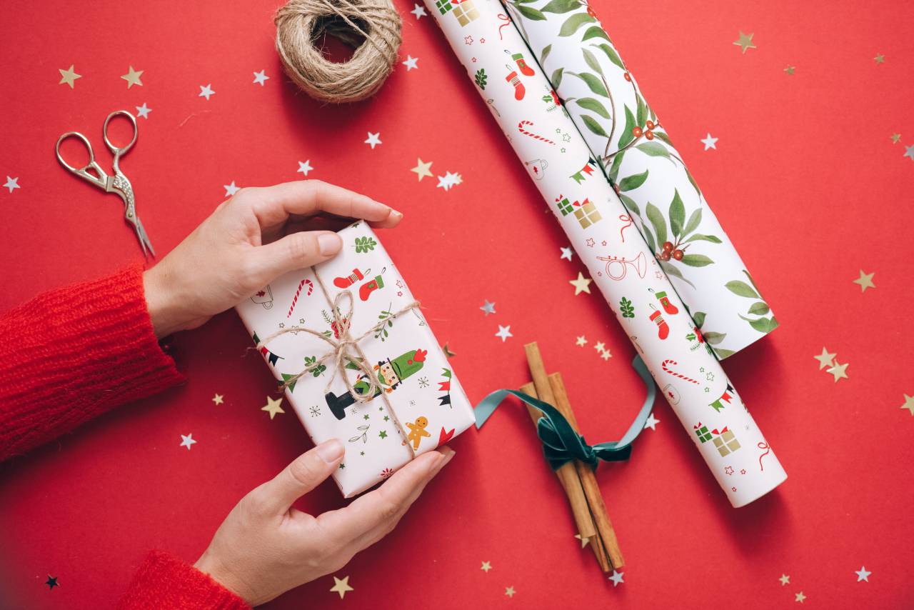 regalo, navidad, presente, navidad, caja, fiesta, invierno, preparación, decoración, sorpresa, alegre, hecho a mano, celebración, papel, diseño, fondo, diciembre, arte, envoltura, nuevo, hogar, cinta, mujer, mesa, decoración, festivo, concepto, rojo, creativo, paquete, ver, hecho en casa, mano, árbol, feliz, parte superior, blanco, año, plano, familia, retro, gente, vendimia, escritorio, eco, envolver, joven, moderno, cero desperdicio, hermoso ,