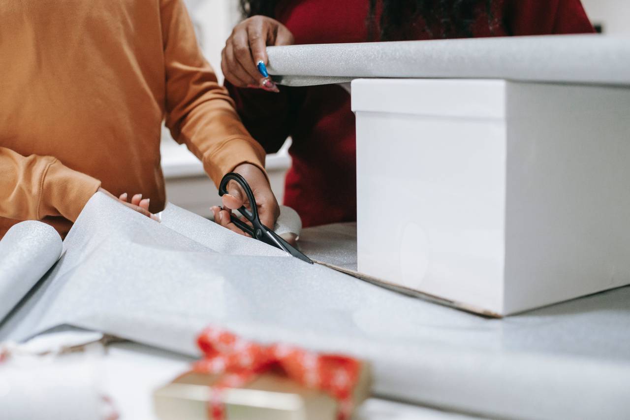 regalo, decoración, presente, caja, papel, fiesta, navidad, celebración, mesa, navidad, sorpresa, fondo, cinta, envoltura, diseño, blanco, arco, tijeras, mujer, rojo, festivo, invierno, preparación, alegre, cumpleaños, paquete, envolver, de madera, creativo, espacio, fiesta, nuevo, ver, hecho a mano, árbol, copia, parte superior, diciembre, mano, madera, concepto, año, saludo, hembra, rayado, vista superior, composición, hogar, arte, elegante ,
