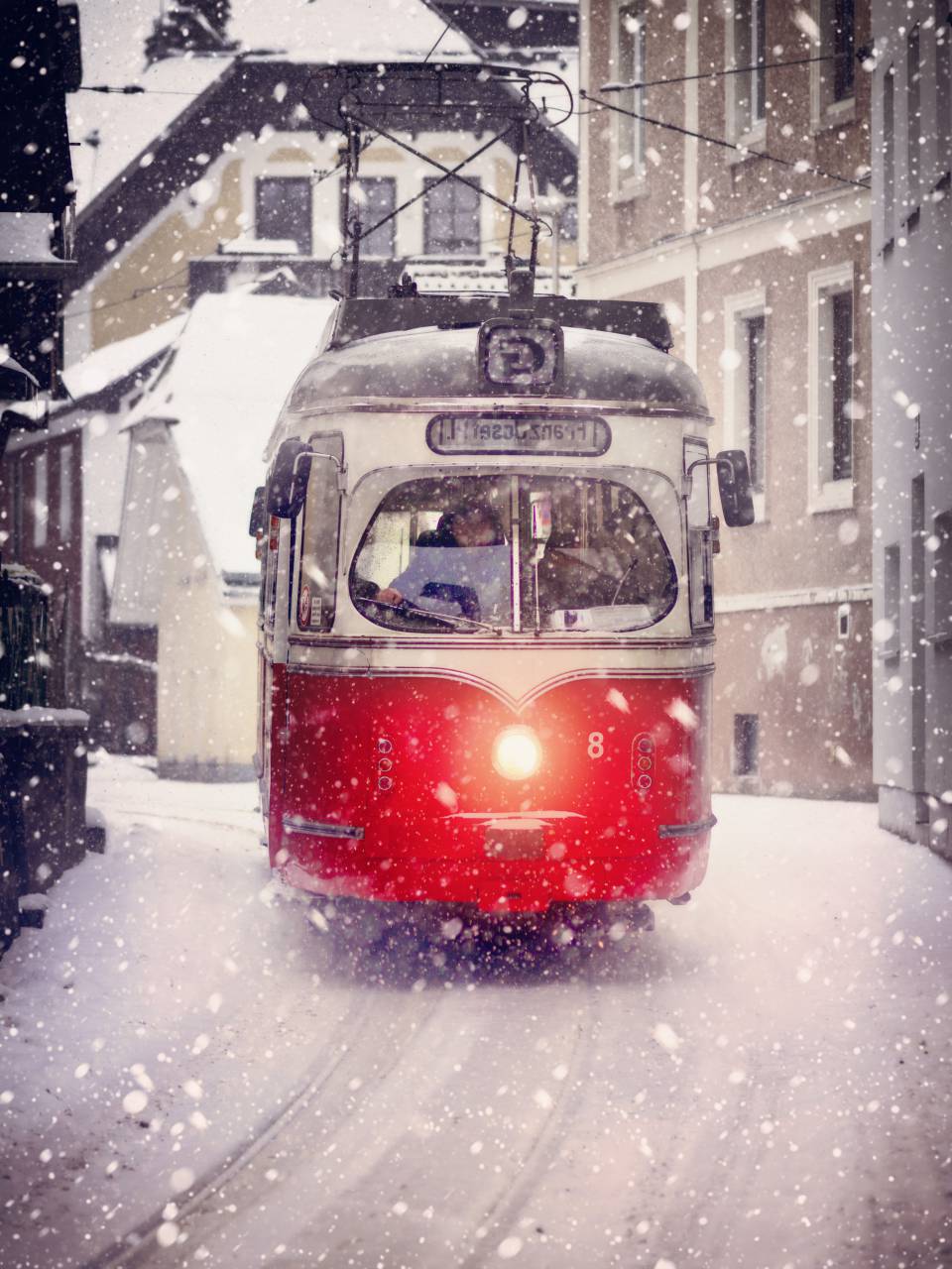 tranvía, calle, invierno, nevado, nieve, urbano, ciudad, viajar, frío, pueblo, paisaje urbano, ferrocarril, temporada, turismo, transporte, público, transporte, clima, destino, carril, antiguo, paisaje, turquía, tren, al aire libre, tráfico, tranvía, retro, la carretera, centrar, nostálgico, centrar, turístico, Estambul, arquitectura, istiklal, edificio, carreteras, histórico, línea, rojo, histórico, turista, caddesi, gente, día, famoso, movimiento, nevado, coche,