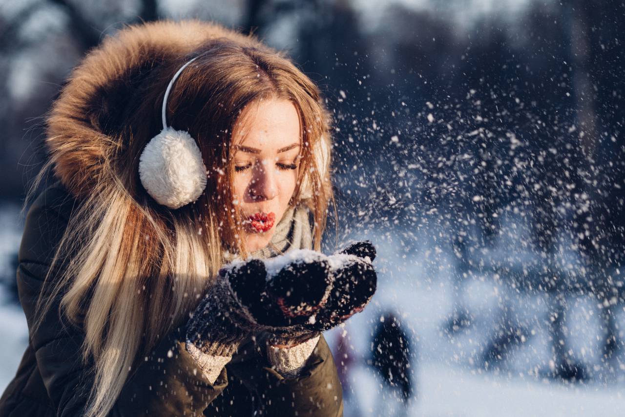 nieve, joven, invierno, hermosa, gente, frío, hembra, mujer, niña, manos, retrato, feliz, divertido, belleza, escarcha, blanco, sonrisa, sombrero, soplar, bonita, felicidad, vacaciones, guantes, atractivo, fondo, clima, caucásico, naturaleza, azul, al aire libre, soplar, al aire libre, temporada, guay, viento, persona, nevada, bufanda, lindo, vestir, escarchado, copos, cara, navidad, expresión, vistiendo, movimiento, adulto, parque, modelo,