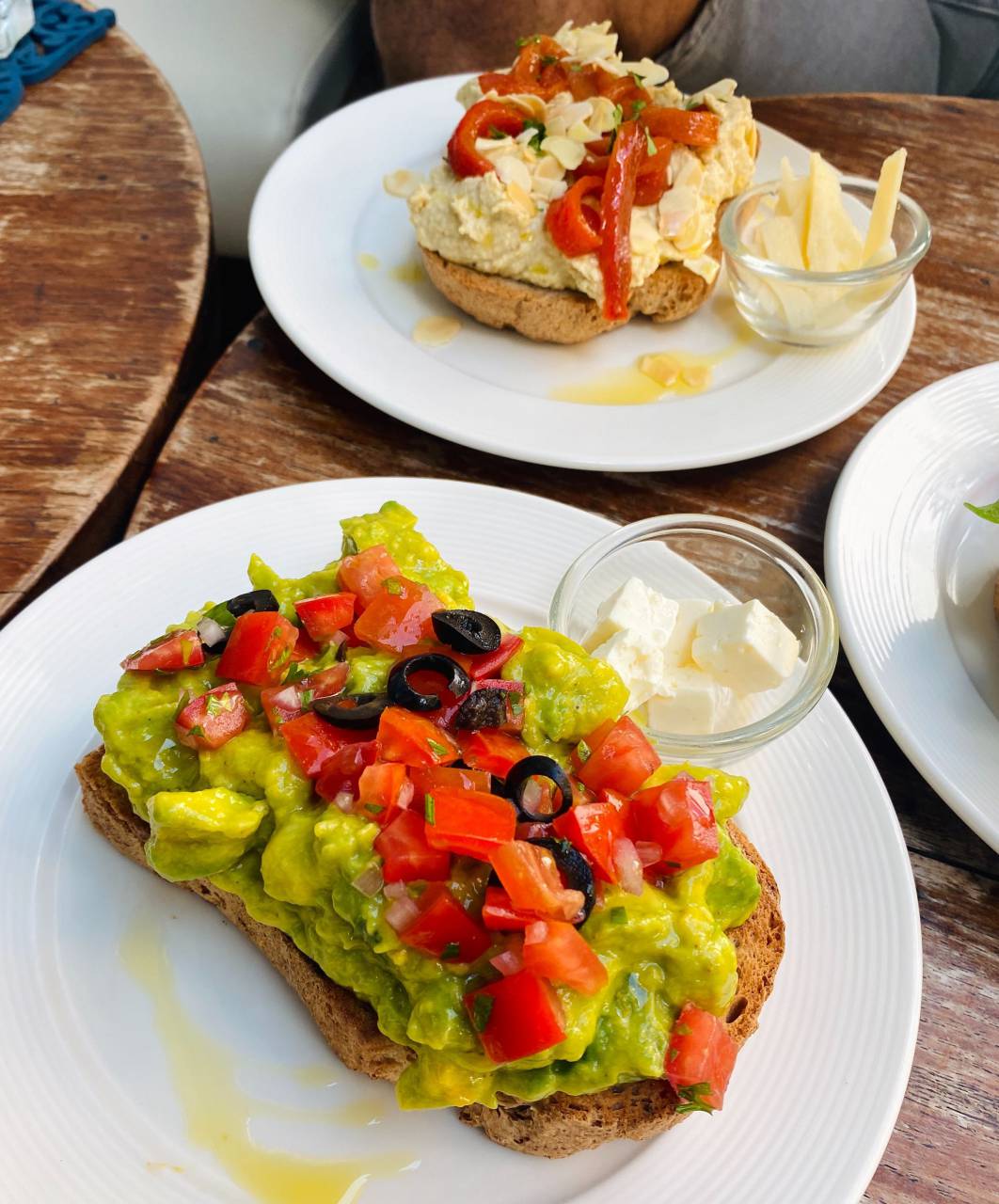 vegetal, pan, aguacate, comida, saludable, desayuno, tostadas, verde, sándwich, orgánico, almuerzo, merienda, fresco, vegetariano, comida, fondo, dieta, aperitivo, gourmet, rebanada, salud, casero, crudo, comer, sabroso, Pimiento, ensalada, rústico, primer plano, mesa, natural, vista superior, frescura, en rodajas, simple, delicioso, cocina,