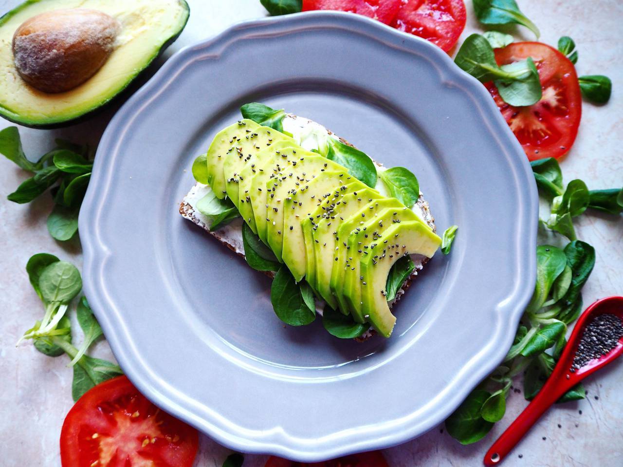 vegetal, pan, aguacate, comida, saludable, desayuno, tostadas, verde, sándwich, orgánico, almuerzo, merienda, fresco, vegetariano, comida, fondo, dieta, aperitivo, gourmet, rebanada, salud, casero, crudo, comer, sabroso, Pimiento, ensalada, rústico, primer plano, mesa, natural, vista superior, frescura, en rodajas, simple, delicioso, cocina,