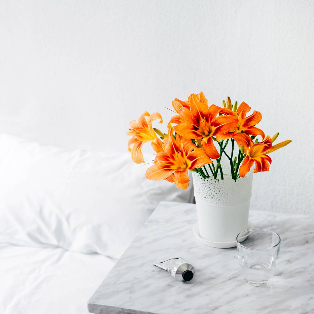 color naranja; fondo; dormitorio, flores, maceta, almohada,