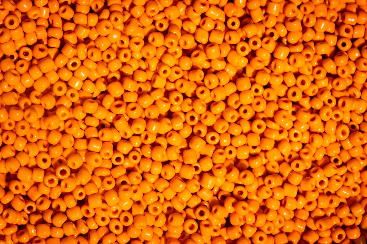 color naranja; fondo; perlas, hechas a mano, collares, objetos, artesanías, pequeñas, pulsera,