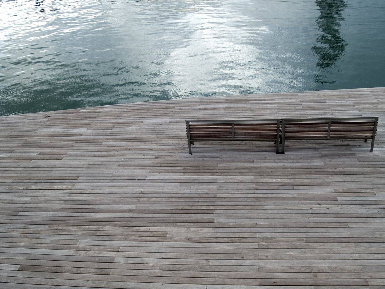Barcelona, malecón, banco de madera, agua,