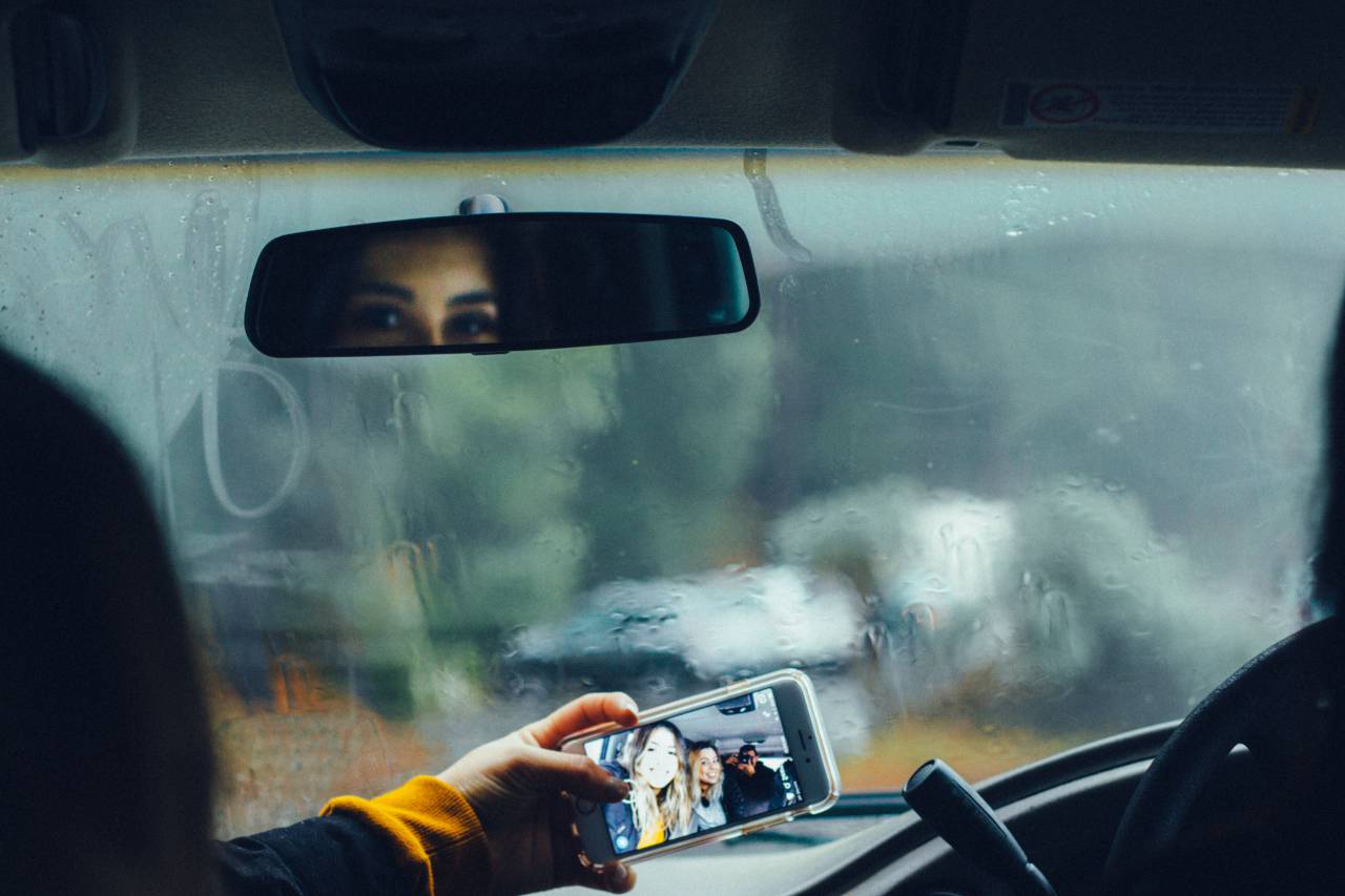 coche, conducir, vaso, gotas de lluvia, mojado, lloviendo, viajar, viaje, gente, amigos, familia, excursión, vinculación, vacaciones, móvil, teléfono, cámara, selfie, fotografía,