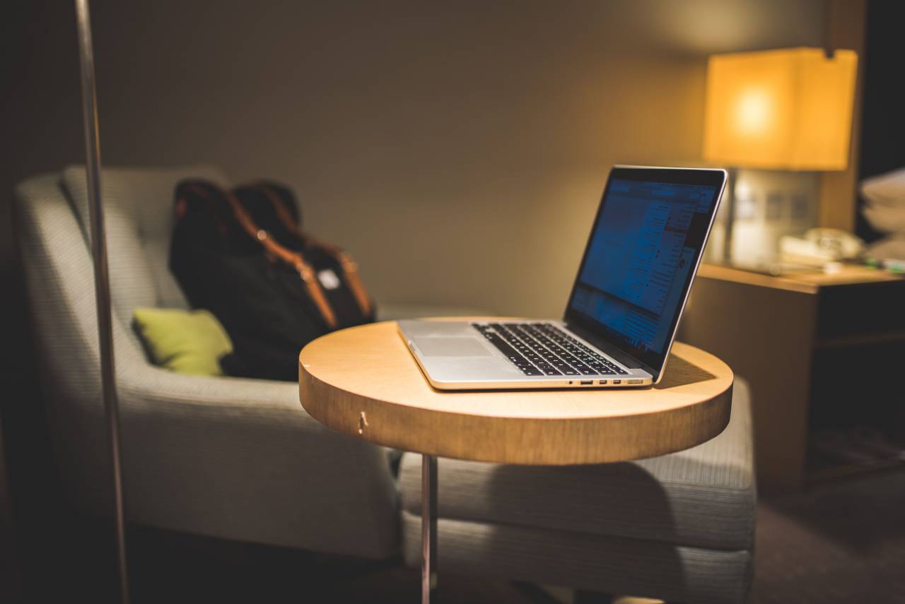 computadora, viajar, hotel, mochila, macbook, tecnología, negocio, trabajando, habitación, noche, tarde, ligero, mesa, sofá,