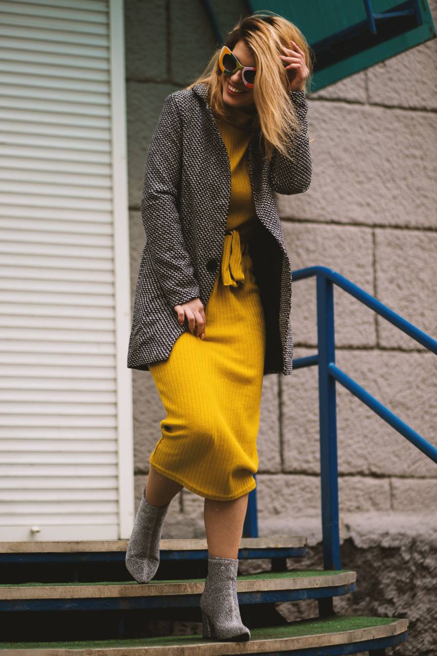 Hembra, modelo, vestido, amarillo, gafas de sol, diversión, sonrisa, botas, pasos, niña, mujer, longhair,