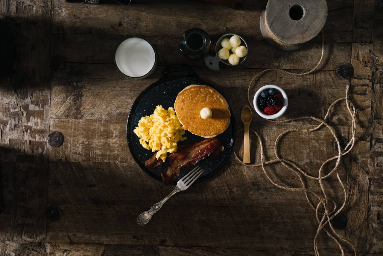 comida, comer, desayuno, panqueques, huevos, tocino, bayas, arándanos, frambuesas, fresas, cuerda, leche, parte superior, vista, mesa, propagación, luz, sombras,