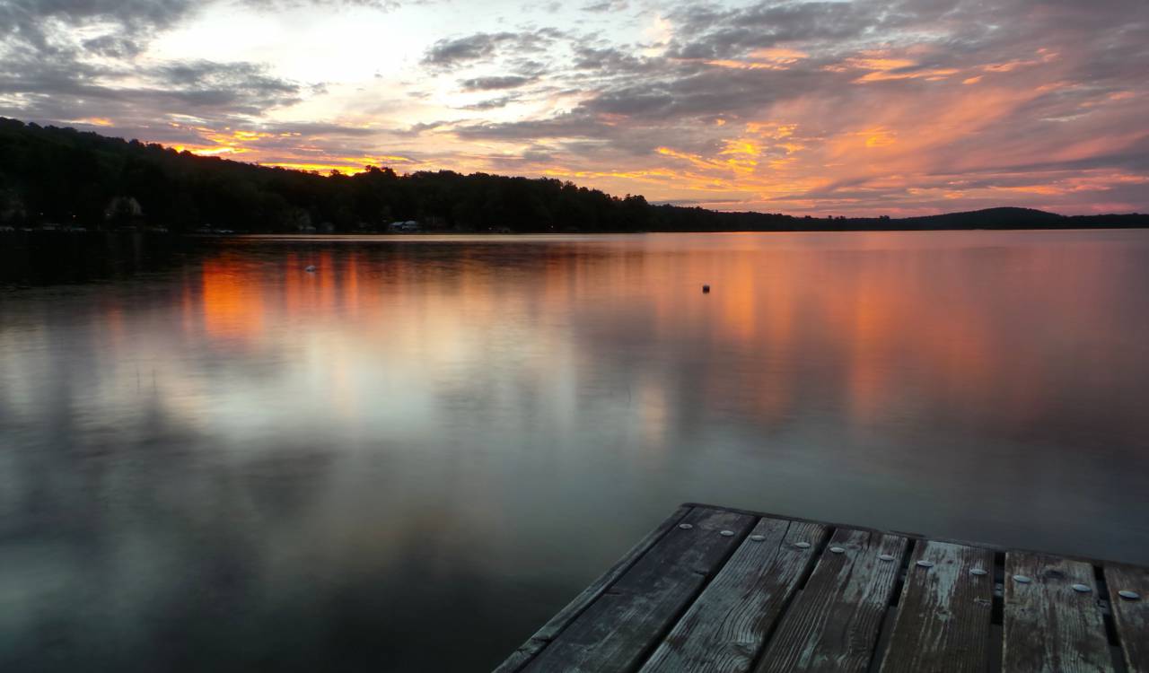 Lago, agua, oscuridad, nubes, cielo, puesta de sol, amanecer, madera, árboles, montaña, reflexión,