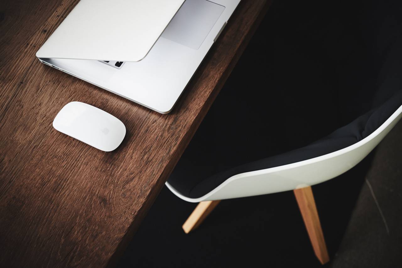 ordenador portátil, manzana, teclado, tecnología, mac, aplicación, software, hardware, blanco, silla, mesa, madera, oficina, trabajo,