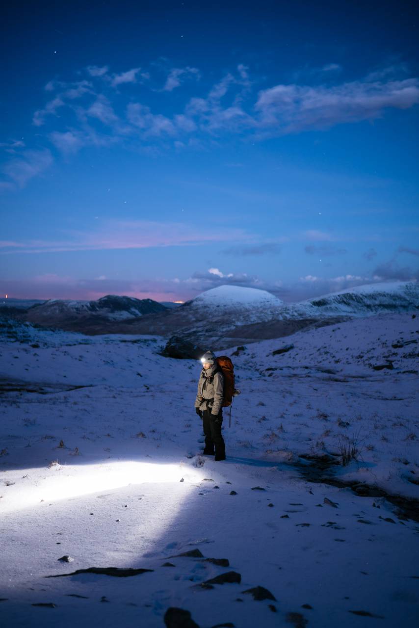 hombre, aventura, noche, ligero, antorcha, mochila, viajar, frío, invierno, escalada, linterna, caminata, hielo, paisaje, hombre, montaña, naturaleza, estrellas,