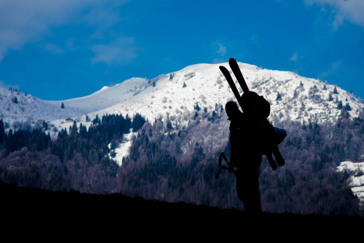Montaña, paisaje, naturaleza, árboles, nieve, invierno, frío, azul, cielo, gente, hombre, esquí, esquiador,
