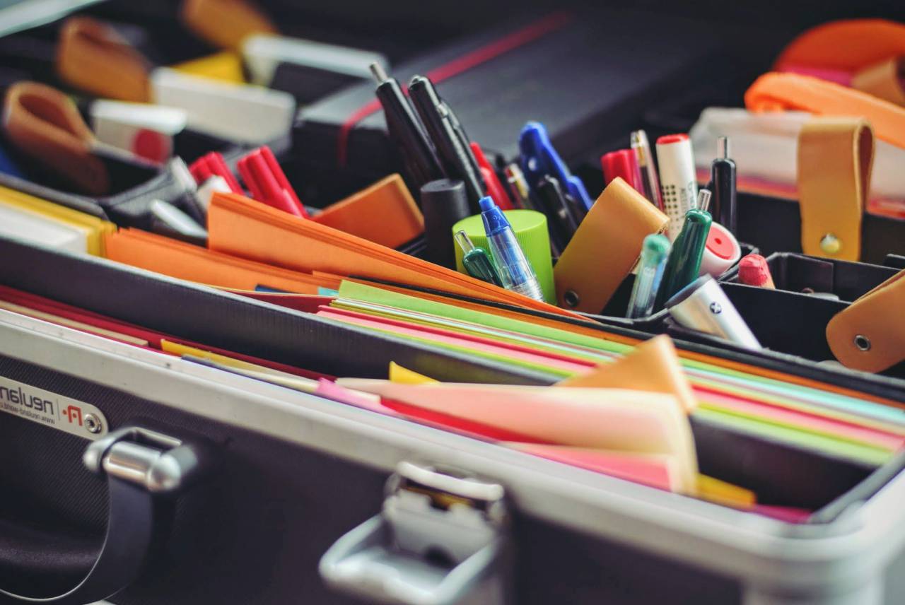 Bolígrafos, lápices, papelería, archivos, negocios, maletín, oficina, trabajo