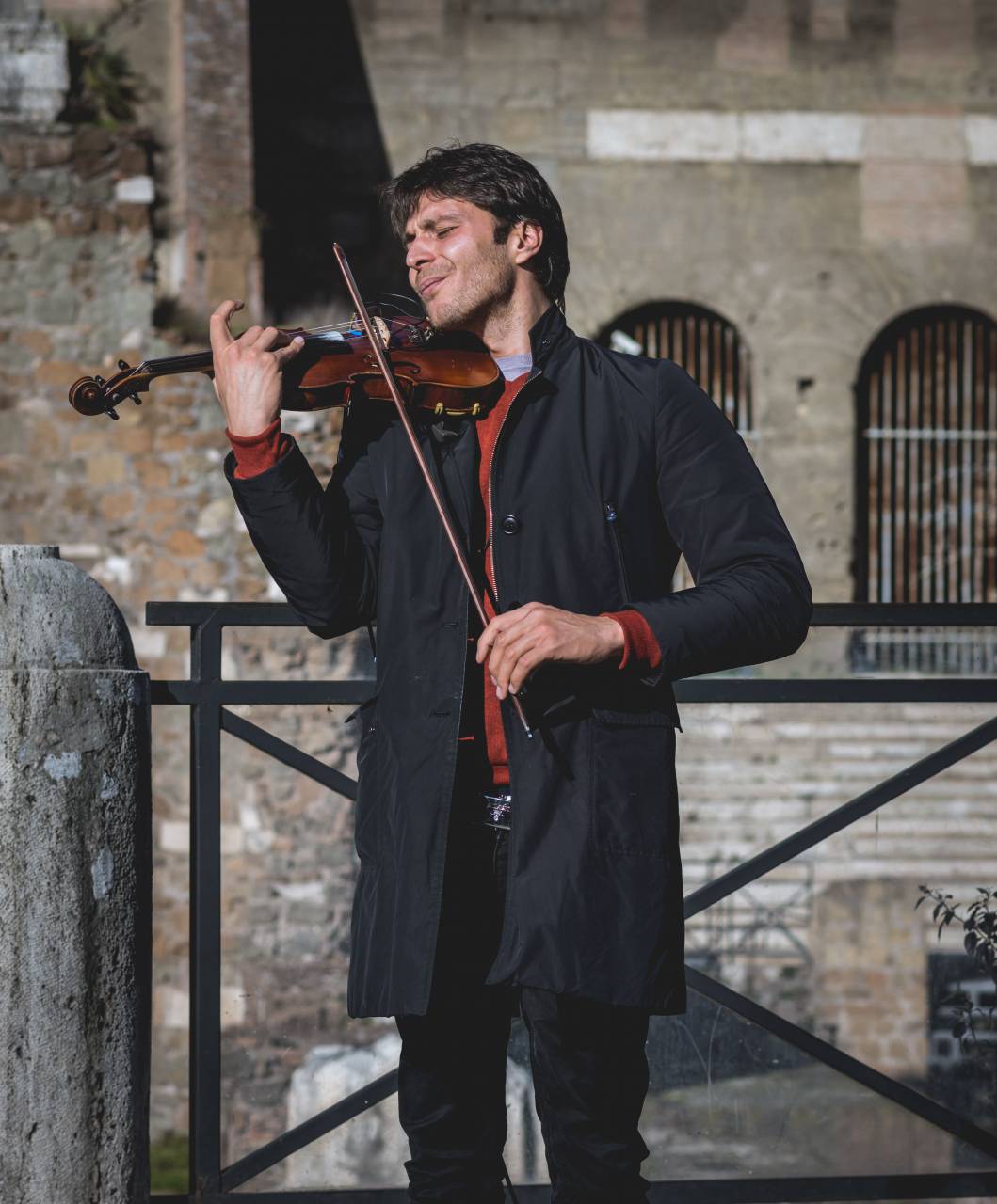 Gente, hombre, chico, solo, músico, música, musical, instrumento, violín, exterior, edificio,