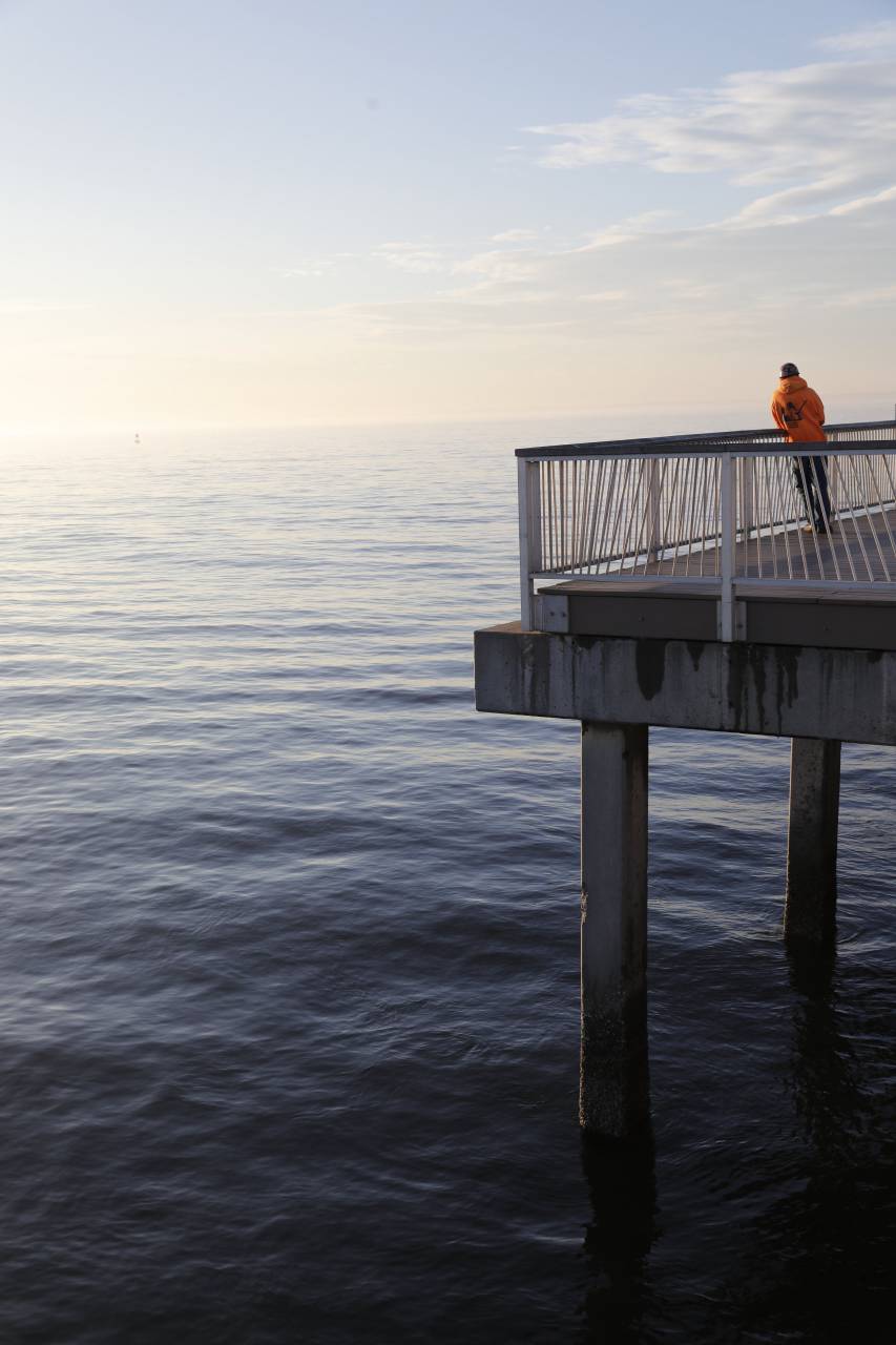 muelle, hombre, océano, mar, marina, luz del sol, cielo, olas, solo, macho, en pie, muelle, agua, solitario, al aire libre, pacífico,