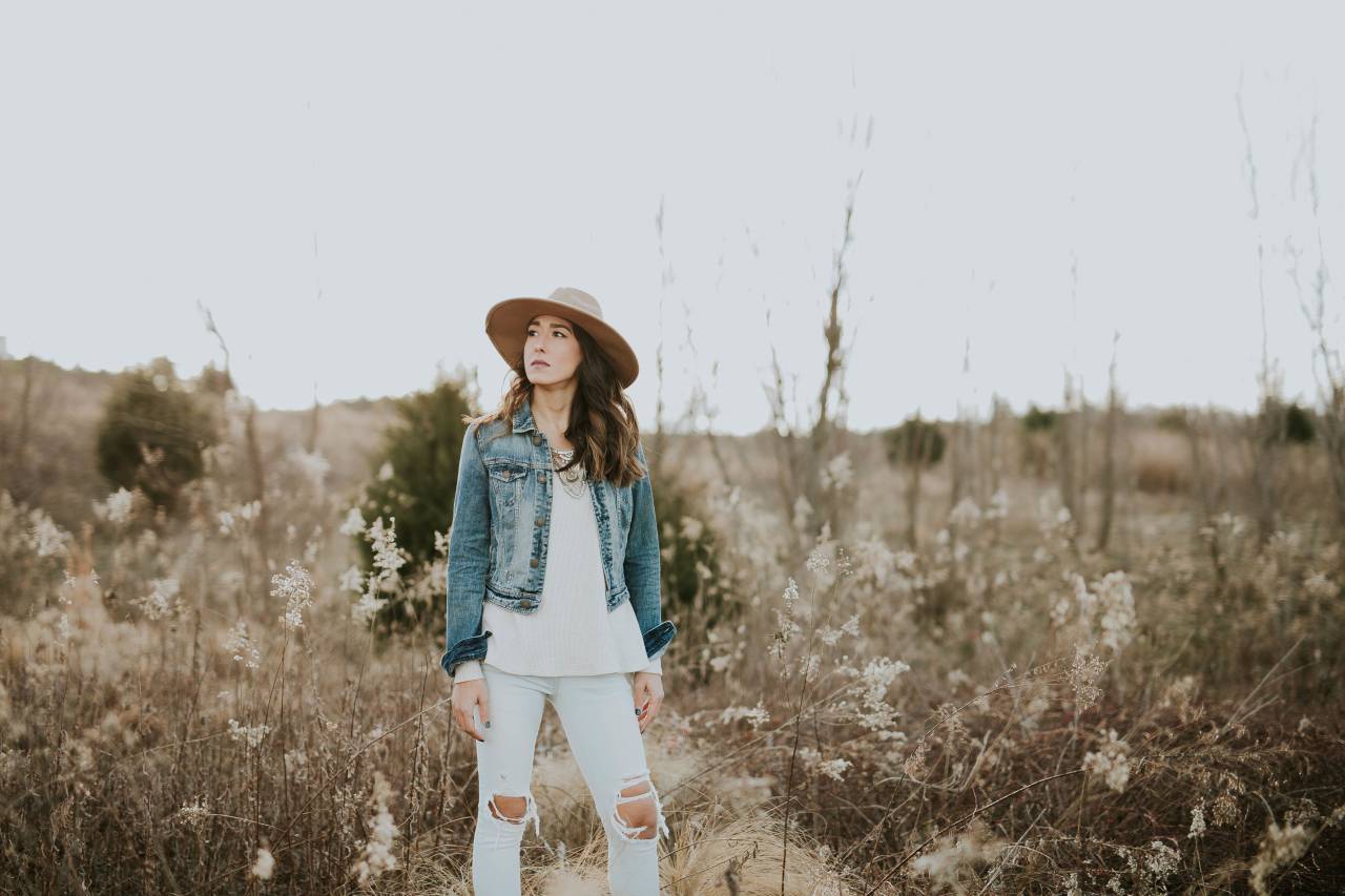 plants, grass, dry, bokeh, blur, people, girl, woman, beauty, model, landscape, dress, fashion. clothing, outdoor, adventure, hat, summer
, 