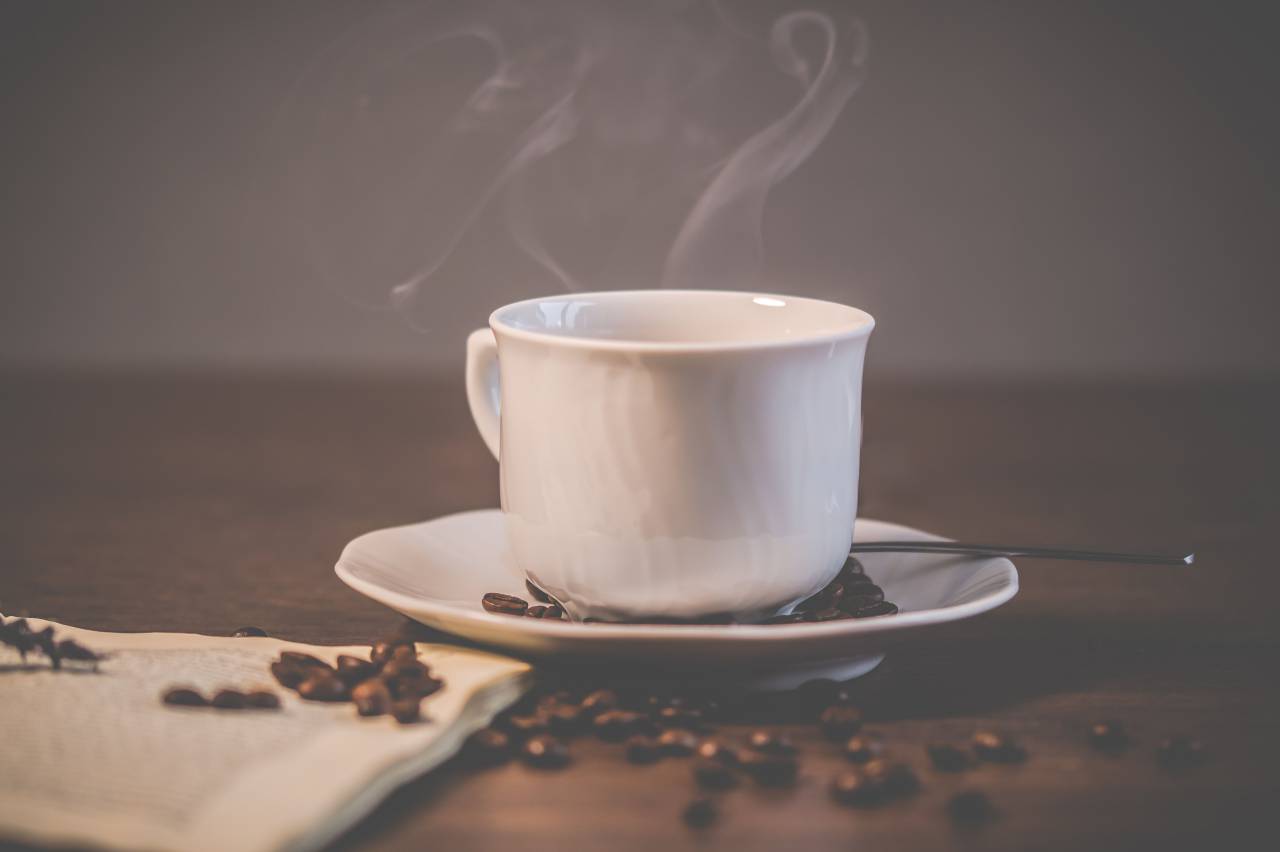 Vapor, caliente, café, frijoles, mesa, servilleta, bebida, comida, granos de café,