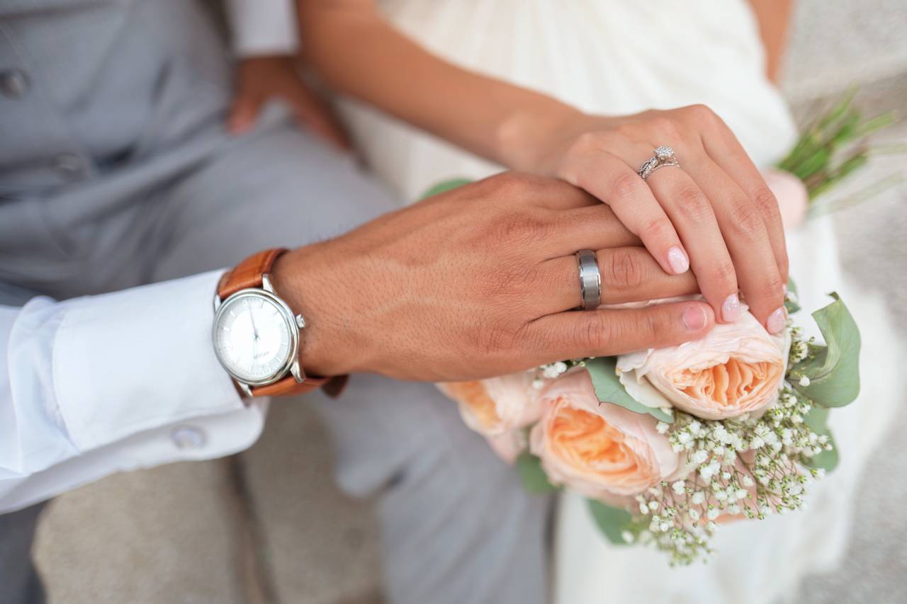 Boda, pareja, hombre, mujer, gente, amor, flor, ramo, anillo, reloj, tomados de la mano,