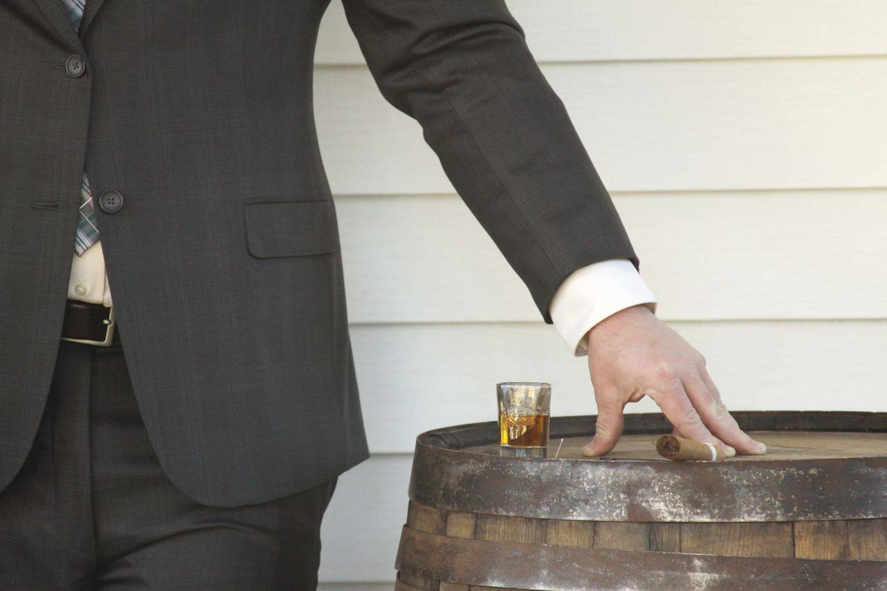whisky, hombre, vaso, disparo, beber, barril, borbón, alcohol, novio, traje, cigarro, al aire libre, macho, moda,