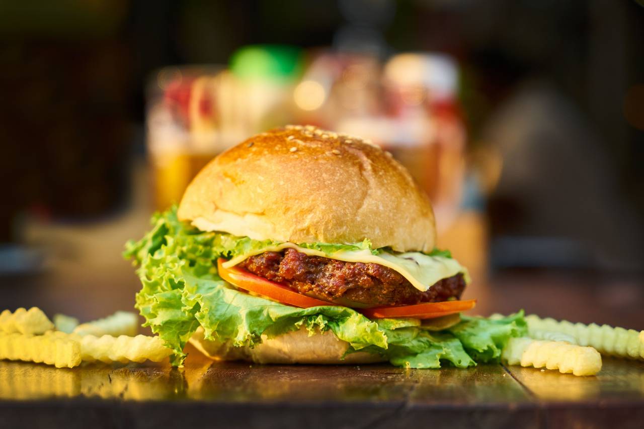 meal, hamburger, burger, food, sandwich, cheese, meat, tasty, fast, snack, grilled, bun, lettuce, background, delicious, beef, fresh, bread, tomato, cheeseburger, gourmet, barbecue, restaurant, fries, lunch, french, american, grill, sesame, dinner, classic, fastfood, onion, table, sauce, unhealthy, vegetable, cuisine, eating, wood, fried, juicy, ketchup, takeaway, closeup, green, rustic, 
