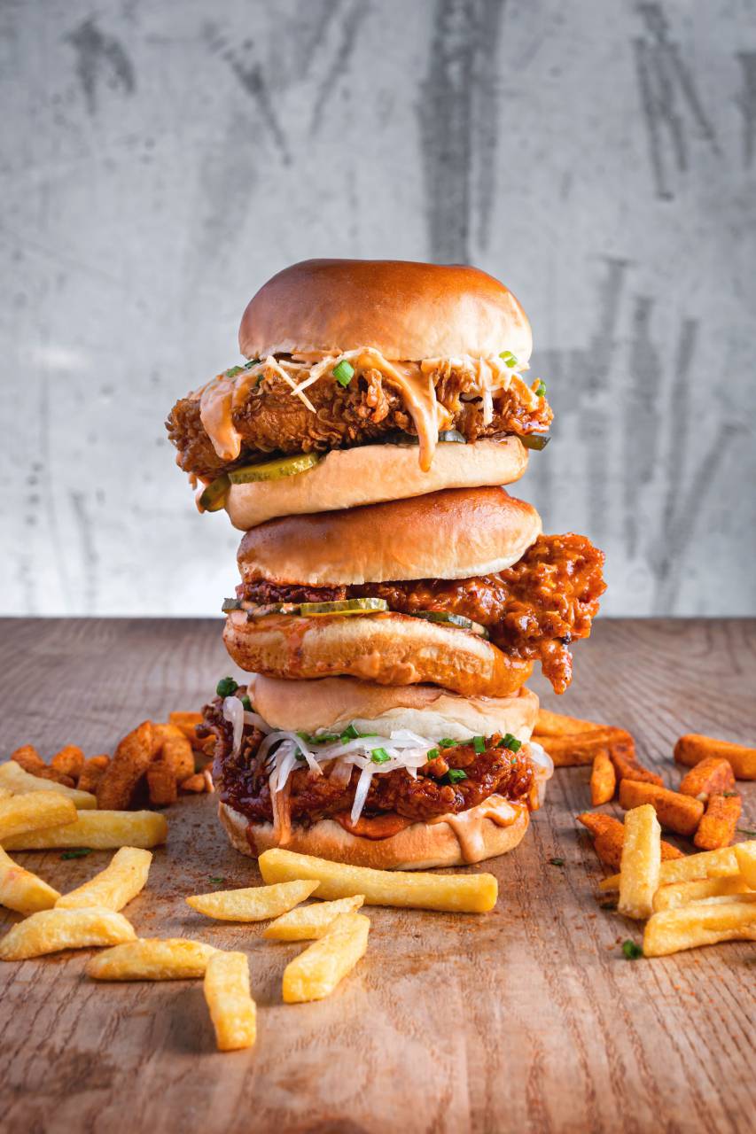 comida, hamburguesa, hamburguesa, comida, emparedado, queso, carne, sabroso, rápido, bocadillo, a la parrilla, bollo, lechuga, fondo, delicioso, carne de vaca, fresco, pan, tomate, hamburguesa con queso, gastrónomo, parilla, restaurante, papas fritas, almuerzo, francés, americano, parrilla, sésamo, cena, clásico, comida rápida, cebolla, mesa, salsa, insalubre, vegetal, cocina, comiendo, madera, frito, jugoso, salsa de tomate, comida para llevar, primer plano, verde, rústico,