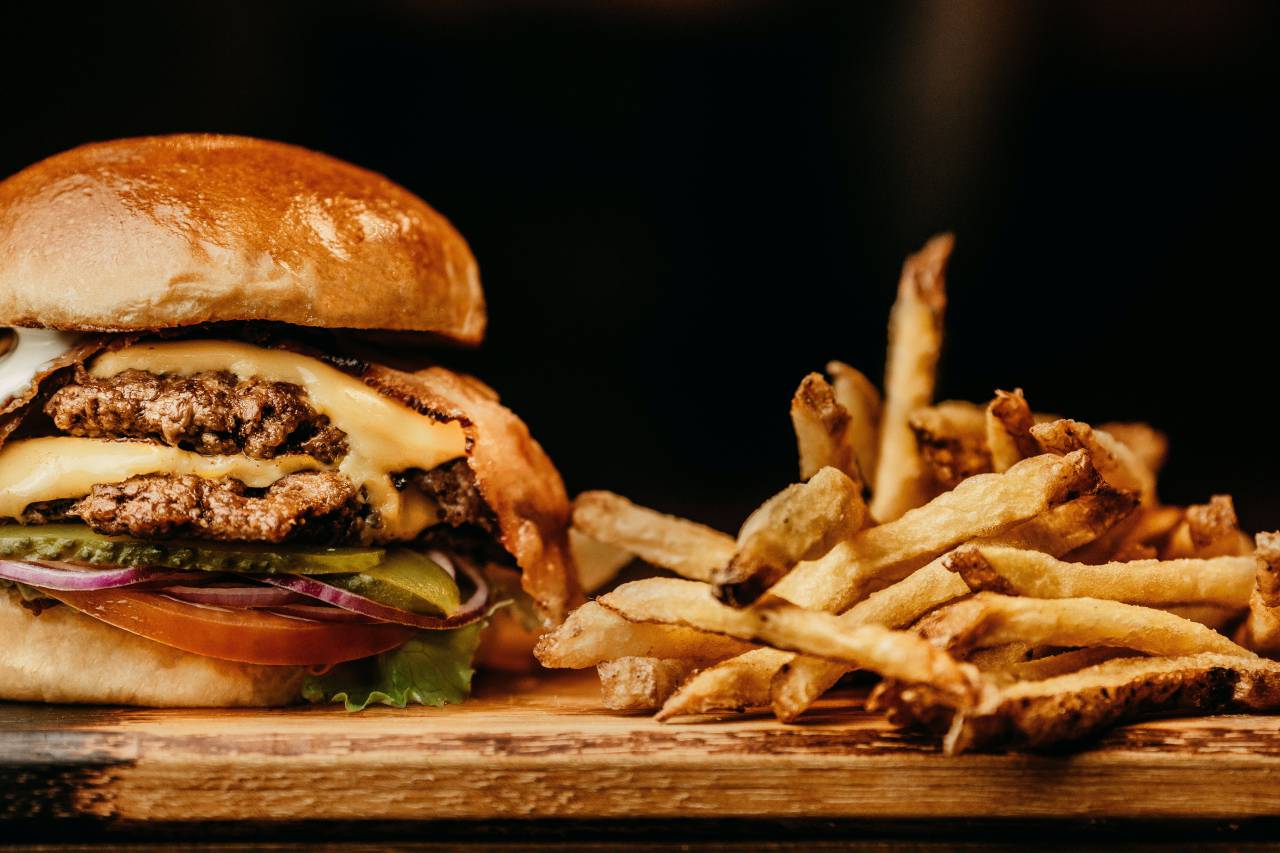 comida, hamburguesa, hamburguesa, comida, emparedado, queso, carne, sabroso, rápido, bocadillo, a la parrilla, bollo, lechuga, fondo, delicioso, carne de vaca, fresco, pan, tomate, hamburguesa con queso, gastrónomo, parilla, restaurante, papas fritas, almuerzo, francés, americano, parrilla, sésamo, cena, clásico, comida rápida, cebolla, mesa, salsa, insalubre, vegetal, cocina, comiendo, madera, frito, jugoso, salsa de tomate, comida para llevar, primer plano, verde, rústico,