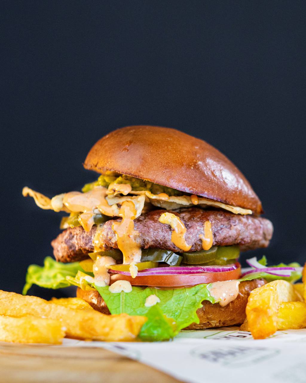 comida, hamburguesa, hamburguesa, comida, emparedado, queso, carne, sabroso, rápido, bocadillo, a la parrilla, bollo, lechuga, fondo, delicioso, carne de vaca, fresco, pan, tomate, hamburguesa con queso, gastrónomo, parilla, restaurante, papas fritas, almuerzo, francés, americano, parrilla, sésamo, cena, clásico, comida rápida, cebolla, mesa, salsa, insalubre, vegetal, cocina, comiendo, madera, frito, jugoso, salsa de tomate, comida para llevar, primer plano, verde, rústico,