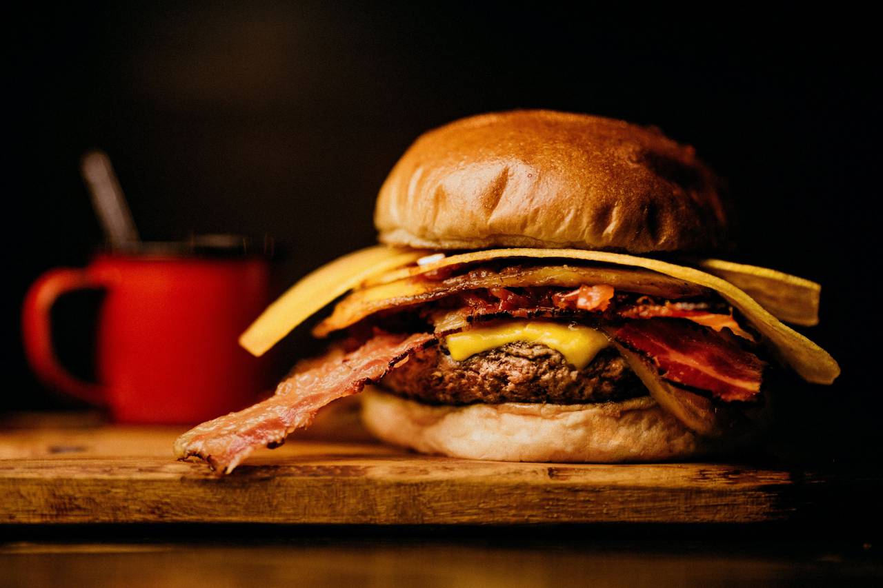 meal, hamburger, burger, food, sandwich, cheese, meat, tasty, fast, snack, grilled, bun, lettuce, background, delicious, beef, fresh, bread, tomato, cheeseburger, gourmet, barbecue, restaurant, fries, lunch, french, american, grill, sesame, dinner, classic, fastfood, onion, table, sauce, unhealthy, vegetable, cuisine, eating, wood, fried, juicy, ketchup, takeaway, closeup, green, rustic, 