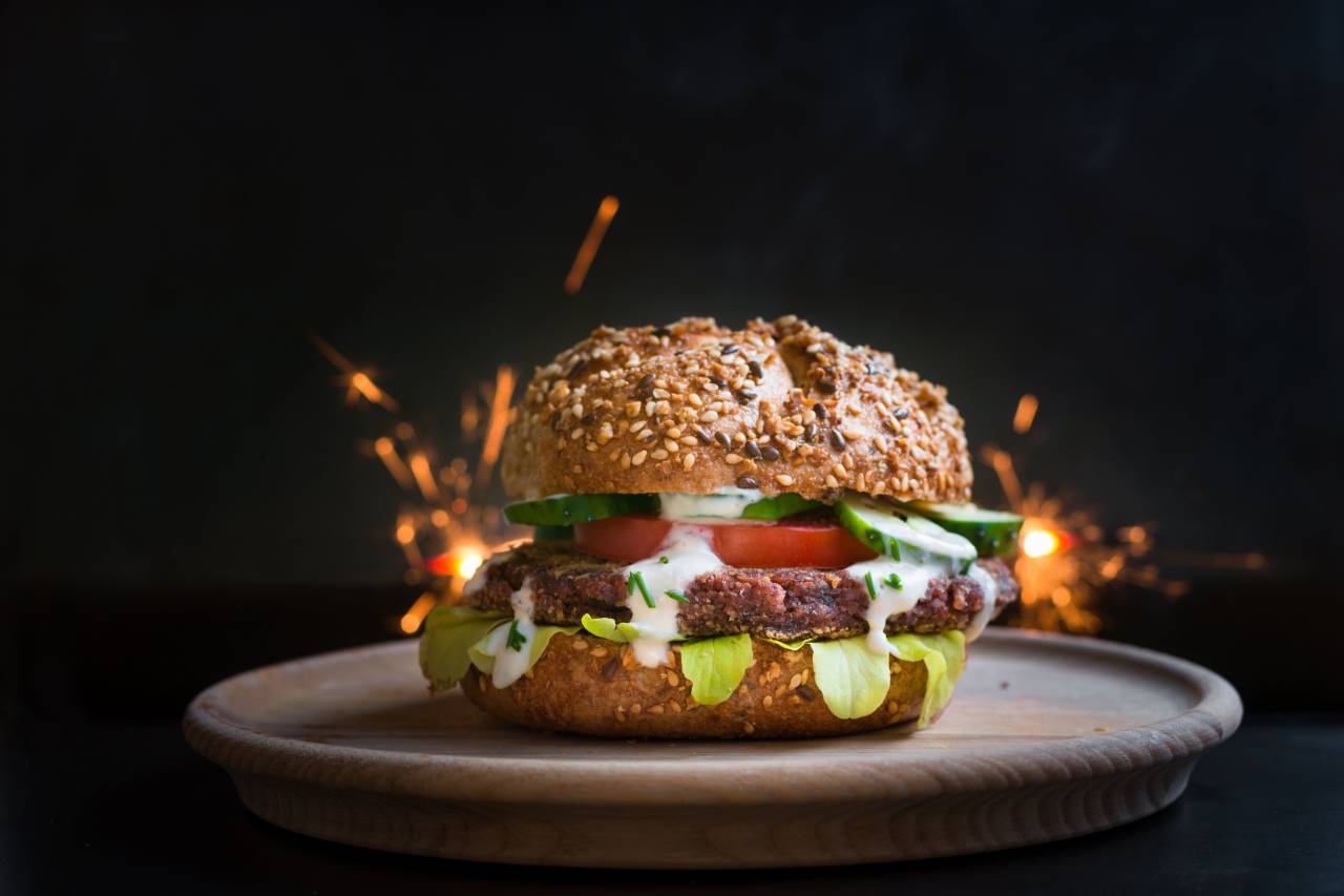 hamburguesa, hamburguesa, carne, comida, lechuga, a la parrilla, tomate, fresco, sándwich, comida, bollo, carne de vaca, rápido, bocadillo, sabroso, queso, cebolla, pan, americano, gastrónomo, insalubre, ensalada, almuerzo, hamburguesa con queso, fondo, grasa, vegetal, restaurante, delicioso, parilla, hecho en casa, blanco, jugoso, cena, parrilla, barbacoa, salsa, frito, sésamo, de madera, cocina, aislado, comida rápida, mesa, rústico, rebanada, clásico, tocino, oscuro, rojo,