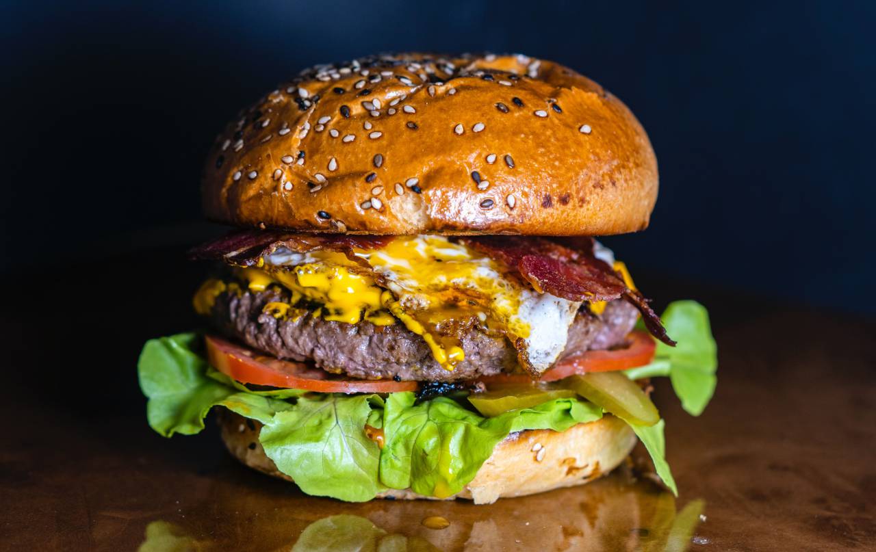 food, beef, hamburger, burger, sandwich, meat, cheeseburger, bun, tomato, cheese, lettuce, american, onion, meal, bread, snack, fast, grilled, lunch, tasty, classic, delicious, fresh, unhealthy, sesame, background, gourmet, fastfood, restaurant, dinner, patty, salad, sauce, homemade, rustic, fat, ketchup, fast food, cuisine, juicy, vegetable, big, 