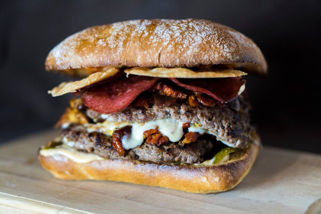 food, beef, hamburger, burger, sandwich, meat, cheeseburger, bun, tomato, cheese, lettuce, american, onion, meal, bread, snack, fast, grilled, lunch, tasty, classic, delicious, fresh, unhealthy, sesame, background, gourmet, fastfood, restaurant, dinner, patty, salad, sauce, homemade, rustic, fat, ketchup, fast food, cuisine, juicy, vegetable, big, 