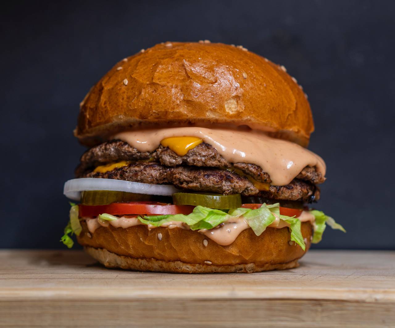 food, beef, hamburger, burger, sandwich, meat, cheeseburger, bun, tomato, cheese, lettuce, american, onion, meal, bread, snack, fast, grilled, lunch, tasty, classic, delicious, fresh, unhealthy, sesame, background, gourmet, fastfood, restaurant, dinner, patty, salad, sauce, homemade, rustic, fat, ketchup, fast food, cuisine, juicy, vegetable, big, 
