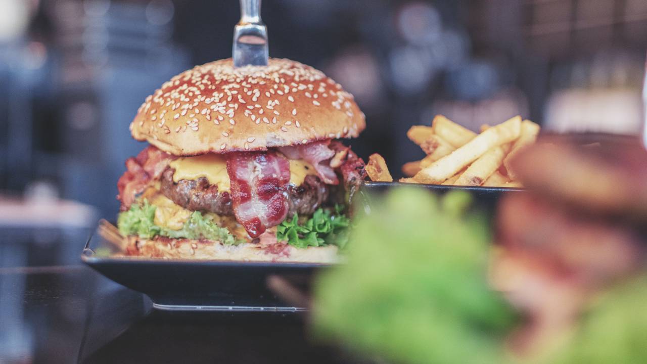 comida, carne de vaca, hamburguesa, hamburguesa, sándwich, carne, hamburguesa con queso, bollo, tomate, queso, lechuga, americano, cebolla, comida, pan, bocadillo, rápido, a la parrilla, almuerzo, sabroso, clásico, delicioso, fresco, insalubre, sésamo, Fondo, gourmet, comida rápida, restaurante, cena, empanada, ensalada, salsa, casero, rústico, grasa, salsa de tomate, comida rápida, cocina, jugoso, vegetal, grande,