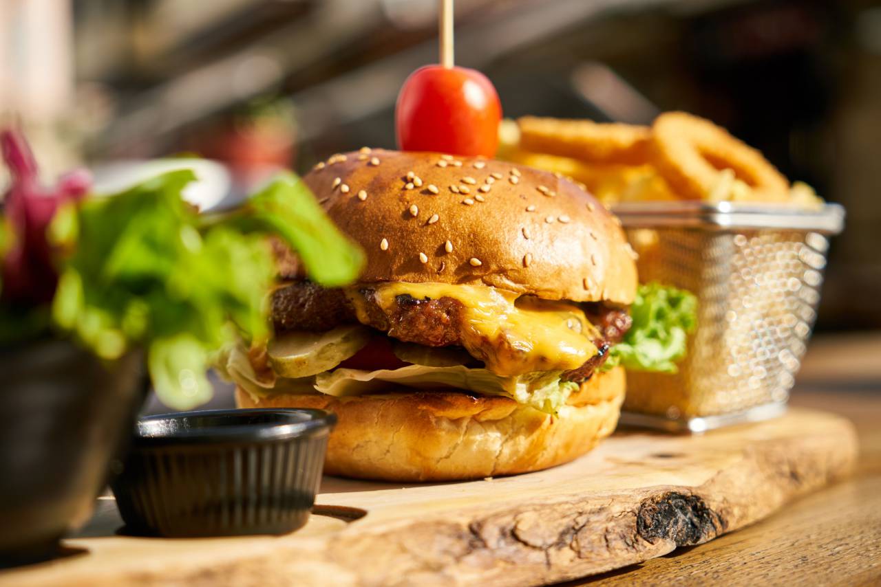 hamburguesa con queso, hamburguesa, almuerzo, comida, hamburguesa, sándwich, comida, americano, rápido, nadie, carne, insalubre, lechuga, cena, queso, pan, a la parrilla, carne de vaca, vegetal, sabroso, bollo, bocadillo, tomate, comida rápida, basura, madera, aislado, comer, grasa, dieta, comida rápida, delicioso, estudio, nutrición, rústico, queso cheddar, concepto, grande, fresco, sésamo, salud, saludable, fotografía,