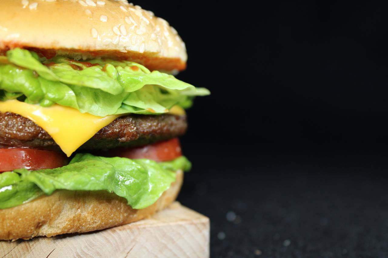 comida, carne de vaca, hamburguesa, hamburguesa, sándwich, carne, hamburguesa con queso, bollo, tomate, queso, lechuga, americano, cebolla, comida, pan, bocadillo, rápido, a la parrilla, almuerzo, sabroso, clásico, delicioso, fresco, insalubre, sésamo, Fondo, gourmet, comida rápida, restaurante, cena, empanada, ensalada, salsa, casero, rústico, grasa, salsa de tomate, comida rápida, cocina, jugoso, vegetal, grande,