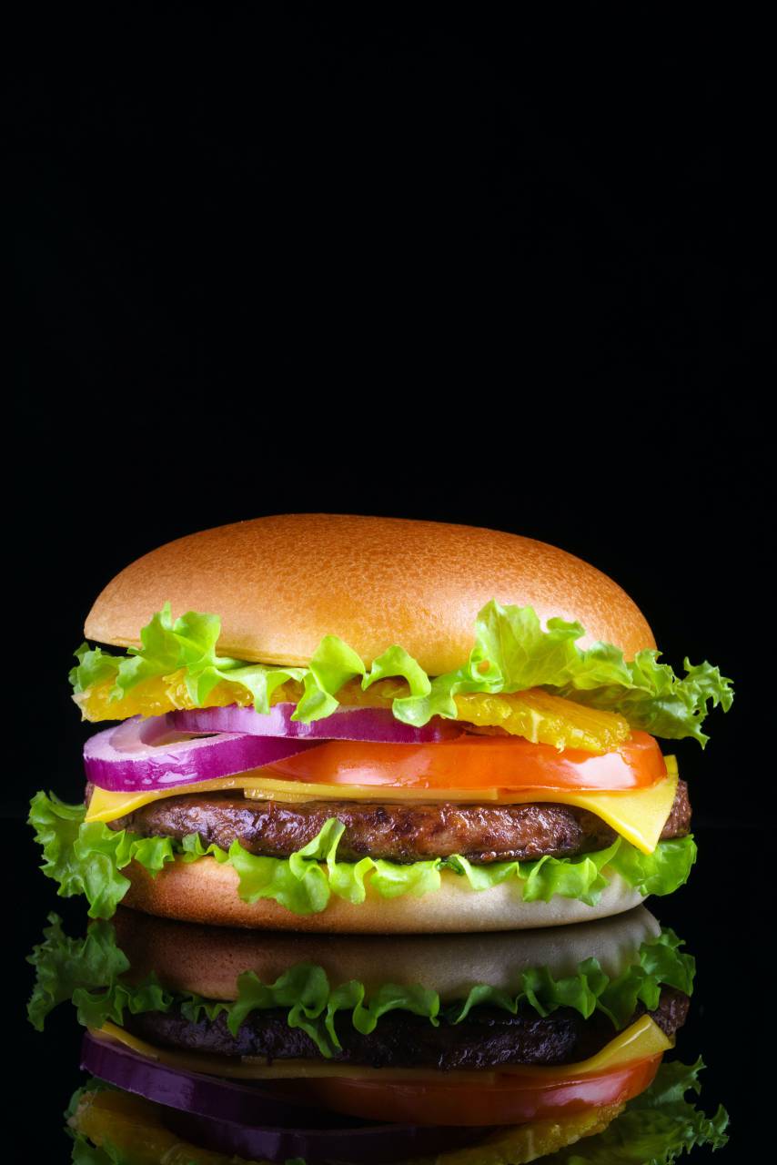 comida, carne de vaca, hamburguesa, hamburguesa, emparedado, carne, hamburguesa con queso, bollo, tomate, queso, lechuga, americano, cebolla, comida, pan, bocadillo, rápido, a la parrilla, almuerzo, sabroso, clásico, delicioso, fresco, insalubre, sésamo, Fondo, gourmet, comida rápida, restaurante, cena, empanada, ensalada, salsa, casero, rústico, grasa, salsa de tomate, comida rápida, cocina, jugoso, vegetal, grande,