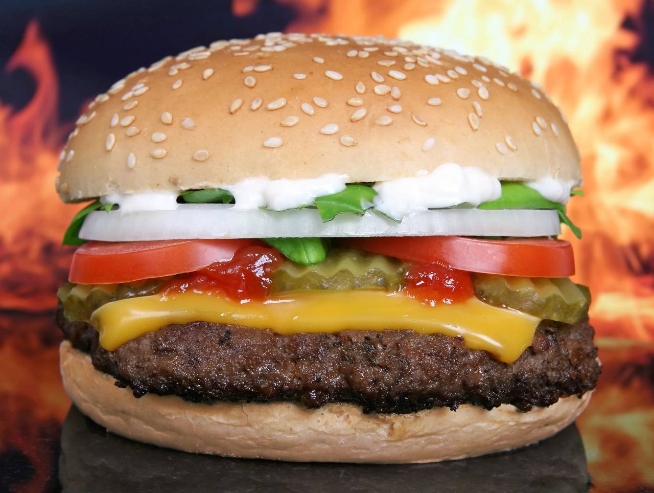 comida, carne de vaca, hamburguesa, hamburguesa, sándwich, carne, hamburguesa con queso, bollo, tomate, queso, lechuga, americano, cebolla, comida, pan, bocadillo, rápido, a la parrilla, almuerzo, sabroso, clásico, delicioso, fresco, insalubre, sésamo, Fondo, gourmet, comida rápida, restaurante, cena, empanada, ensalada, salsa, casero, rústico, grasa, salsa de tomate, comida rápida, cocina, jugoso, vegetal, grande,