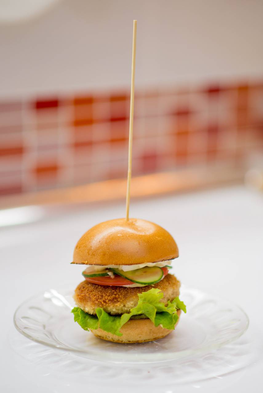 comida, carne de vaca, hamburguesa, hamburguesa, sándwich, carne, hamburguesa con queso, bollo, tomate, queso, lechuga, americano, cebolla, comida, pan, bocadillo, rápido, a la parrilla, almuerzo, sabroso, clásico, delicioso, fresco, insalubre, sésamo, Fondo, gourmet, comida rápida, restaurante, cena, empanada, ensalada, salsa, casero, rústico, grasa, salsa de tomate, comida rápida, cocina, jugoso, vegetal, grande,