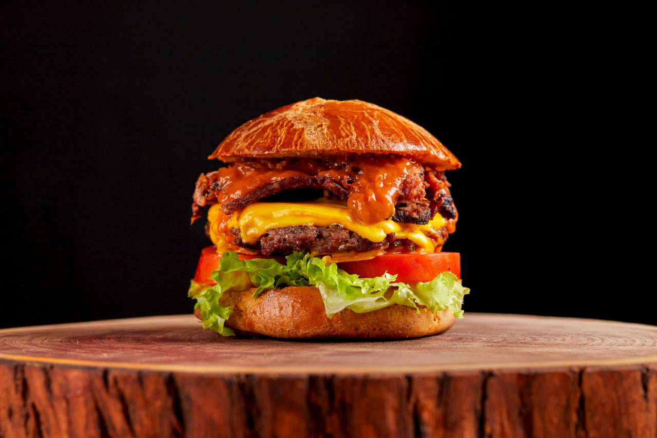 hamburguesa con queso, hamburguesa, almuerzo, comida, hamburguesa, sándwich, comida, americano, rápido, nadie, carne, insalubre, lechuga, cena, queso, pan, a la parrilla, carne de vaca, vegetal, sabroso, bollo, bocadillo, tomate, comida rápida, basura, madera, aislado, comer, grasa, dieta, comida rápida, delicioso, estudio, nutrición, rústico, queso cheddar, concepto, grande, fresco, sésamo, salud, saludable, fotografía,