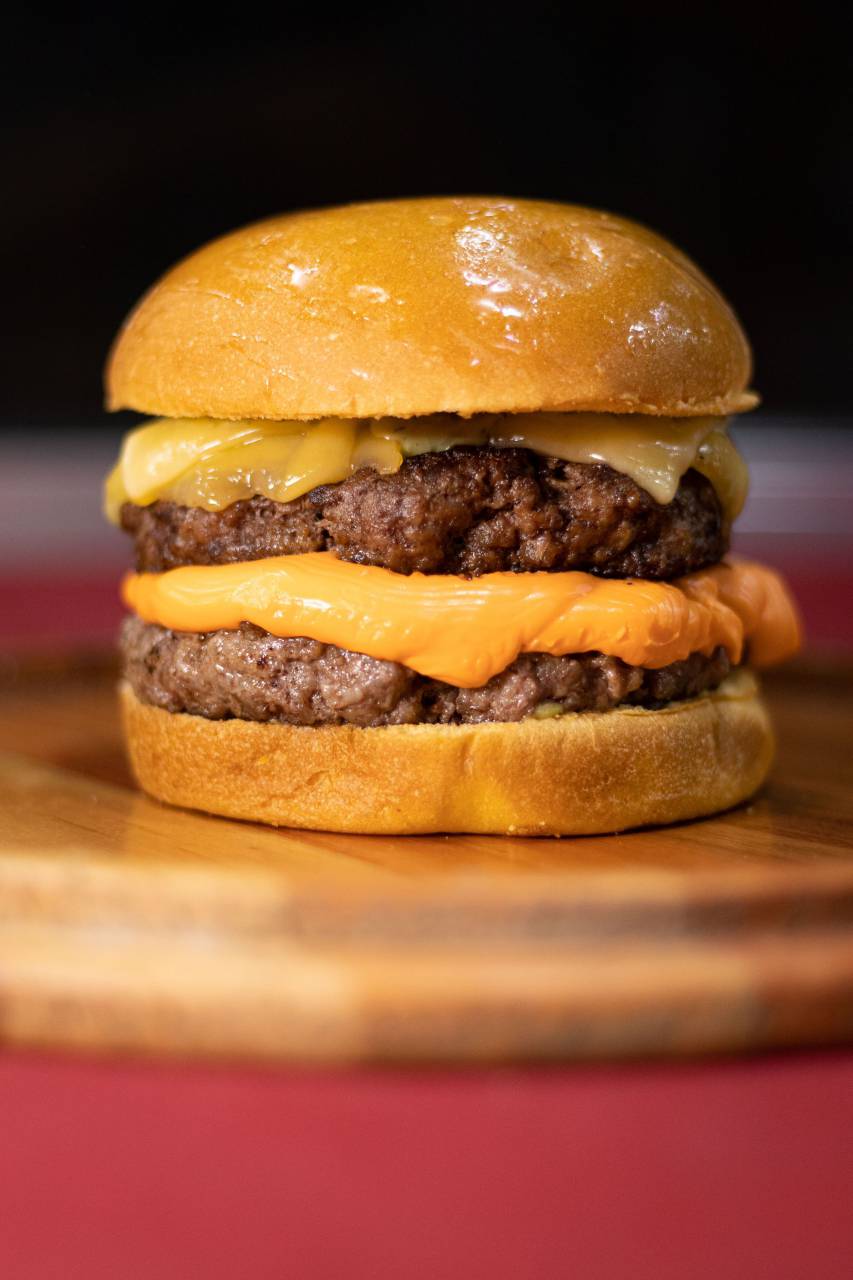 food, beef, hamburger, burger, sandwich, meat, cheeseburger, bun, tomato, cheese, lettuce, american, onion, meal, bread, snack, fast, grilled, lunch, tasty, classic, delicious, fresh, unhealthy, sesame, background, gourmet, fastfood, restaurant, dinner, patty, salad, sauce, homemade, rustic, fat, ketchup, fast food, cuisine, juicy, vegetable, big, 