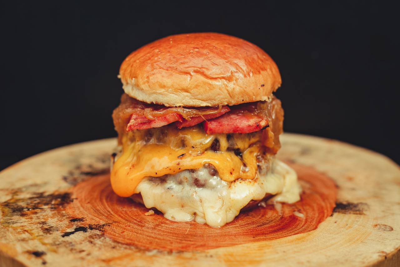 cheeseburger, burger, lunch, meal, hamburger, sandwich, food, american, fast, no people, meat, unhealthy, lettuce, dinner, cheese, bread, grilled, beef, vegetable, tasty, bun, snack, tomato, fast food, junk, wooden, isolated, eating, fat, diet, fastfood, delicious, studio, nutrition, rustic, cheddar, concept, big, fresh, sesame, health, healthy, photography, 