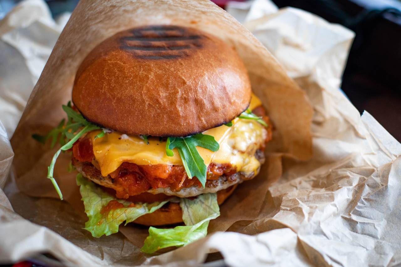cheeseburger, burger, lunch, meal, hamburger, sandwich, food, american, fast, no people, meat, unhealthy, lettuce, dinner, cheese, bread, grilled, beef, vegetable, tasty, bun, snack, tomato, fast food, junk, wooden, isolated, eating, fat, diet, fastfood, delicious, studio, nutrition, rustic, cheddar, concept, big, fresh, sesame, health, healthy, photography, 
